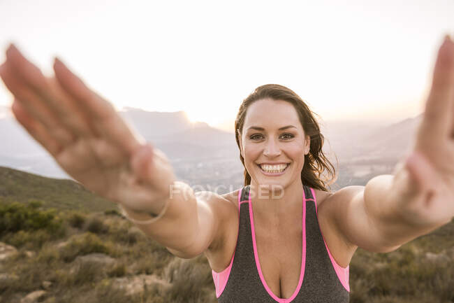 Ritratto di felice modella Plus-Size che fa sport in campagna al tramonto — Foto stock