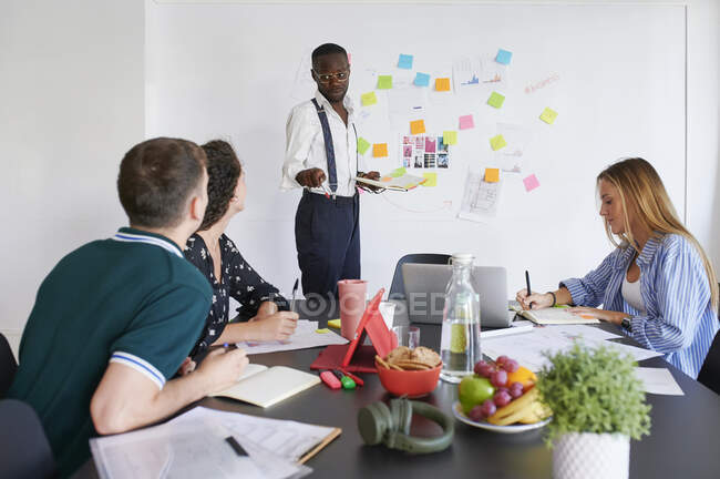 Jovens empresários que têm uma reunião em um escritório moderno — Fotografia de Stock