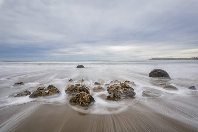 Nuova Zelanda, Oceania, Isola del Sud, Southland, Hampden, Otago, Moeraki, Koekohe Beach, Moeraki Boulders Beach, Moeraki Boulders, Round stones on beach — Foto stock