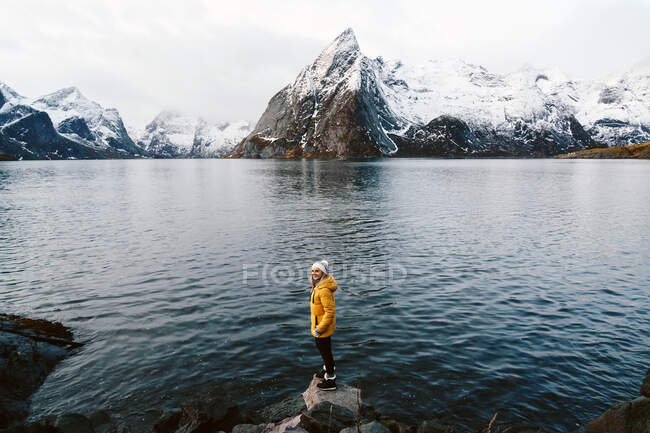 Happy tourist standing on a rock at Hamnoy, Lofoten, Norway — Stock Photo