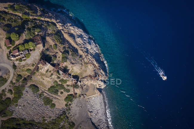 Italy, Province of Livorno, Elba, Aerial view of boat sailing near coast of Mediterranean Sea — Stock Photo