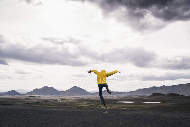 Uomo maturo che salta per la gioia nella regione delle Highland, Islanda — Foto stock