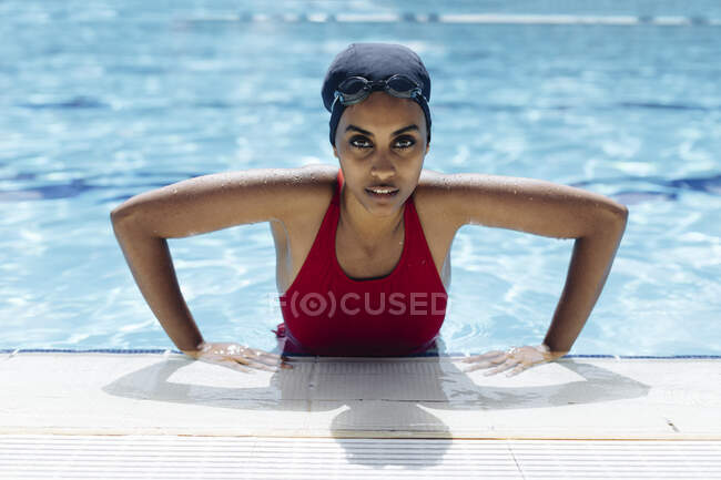 Ritratto di giovane donna in piscina — Foto stock
