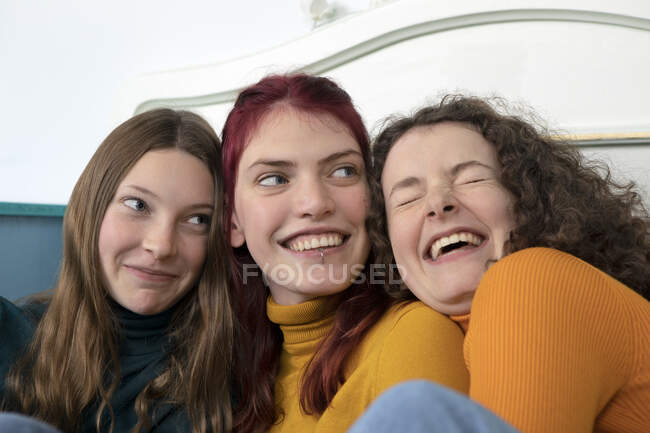 Портрет трьох щасливих сестер. — стокове фото