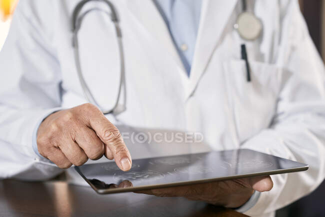 Крупный план врача с помощью планшета — стоковое фото