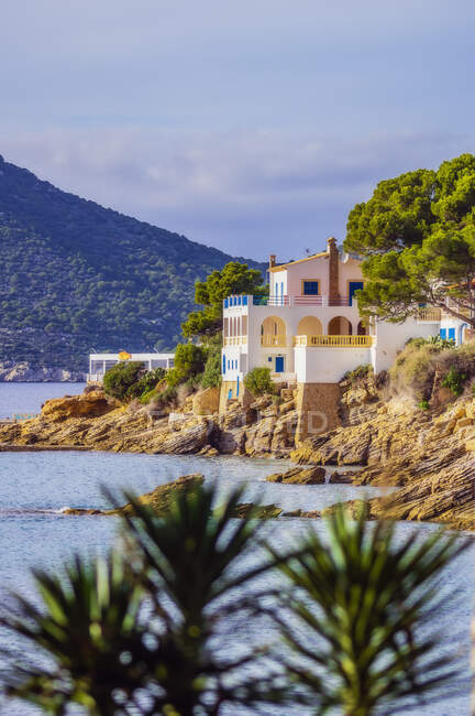 España, Mallorca, Sant Elm, casa remota en la costa - foto de stock