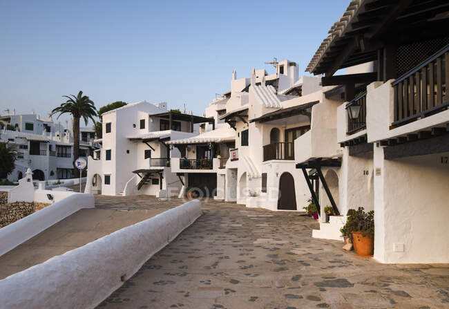 España, Menorca, Binibeca, Casas encaladas - foto de stock