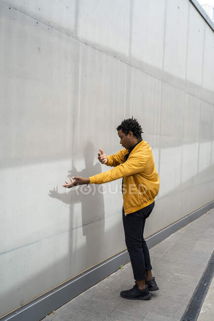 Uomo maturo esibendosi davanti a un muro — Foto stock