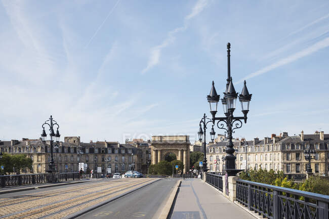 Frankreich, Gironde, Bordeaux, Pont de Pierre mit Burgunder Tor im Hintergrund — Stockfoto