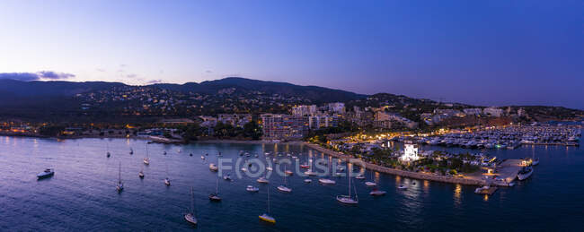 España, Islas Baleares, Mallorca, Portals Nous, Puerto Portals, Vista aérea del puerto deportivo de lujo al atardecer - foto de stock