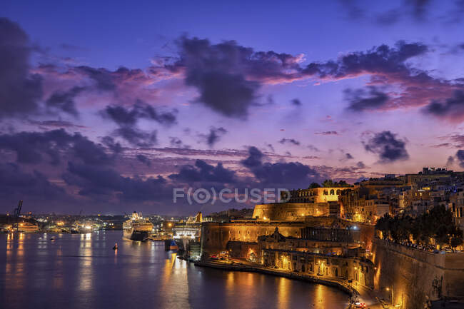 Мальта, Валлетта, Просвітлене місто і Велика Гавань в сутінках — стокове фото