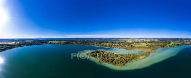 Alemanha, Baviera, Bachern, distrito de Stranberg, vista aérea do lago Worth com a ilha Worth (também chamado Mausinsel) — Fotografia de Stock