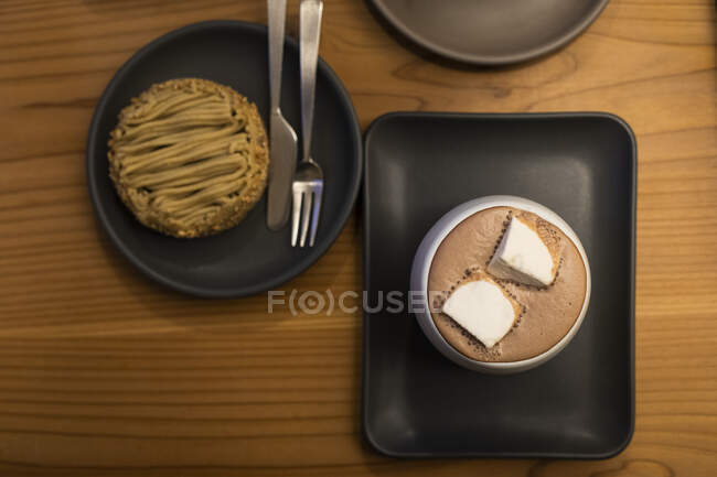 Japan, Kyoto, Blick auf heiße Schokolade und Kuchen im Café — Stockfoto