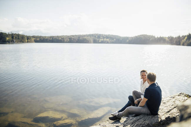 Счастливая пара, сидящая на лавке, Озил, Каринтия, Австрия — стоковое фото