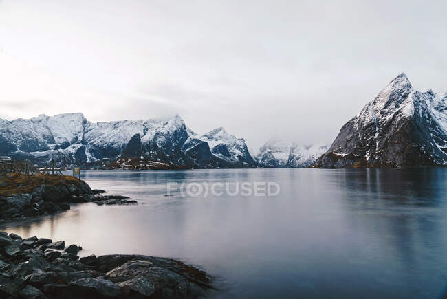 Snowcapped mountains at the coast, Hamnoy, Lofoten, Norway — Stock Photo