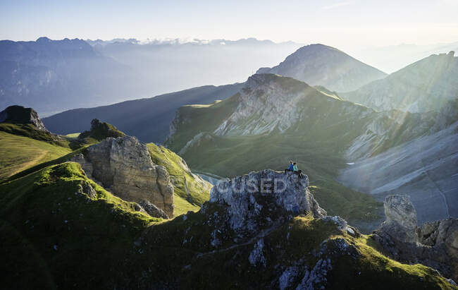 Mountaineers resting on rock spur, enjoying the view, Axamer Lizum, Austria — Stock Photo