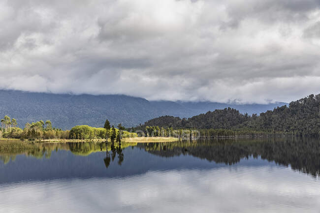 Nuova Zelanda, Distretto Grigio, Inchbonnie, Nuvole che si riflettono nel lago di Poerua — Foto stock