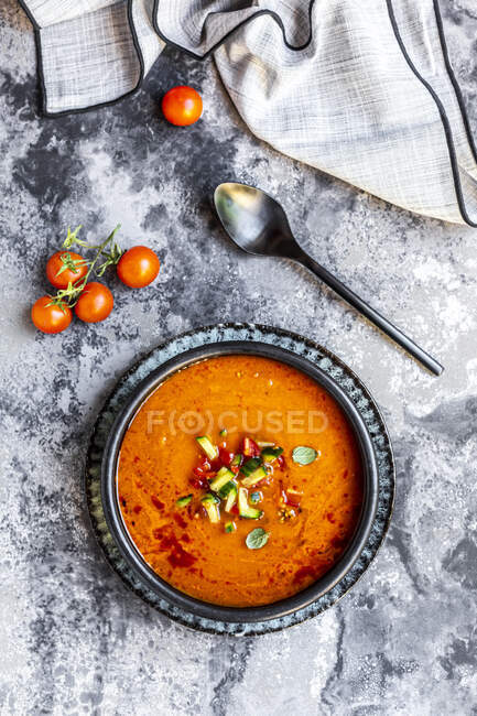 Gazpacho - cold tomato soup with cucumber topping — Stock Photo