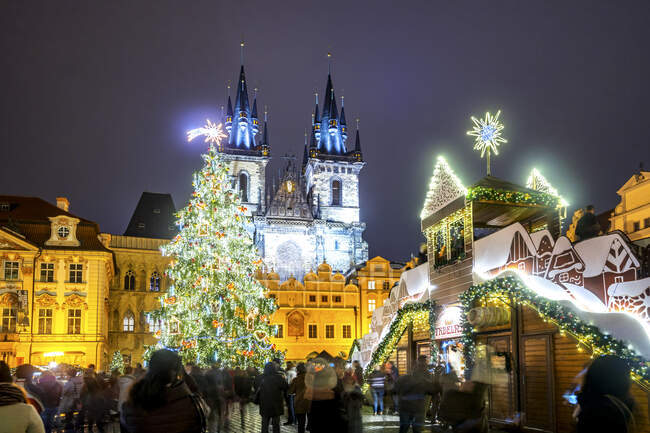República Checa, Praga, mercado de Navidad por la noche - foto de stock