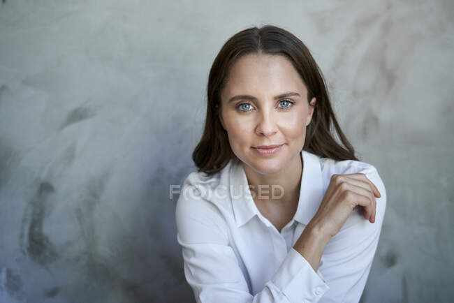 Портрет уверенной женщины в белой рубашке — стоковое фото