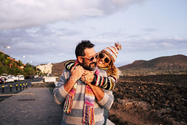 Couple d'âge mûr se câlinant, Tenerife, Espagne — Photo de stock