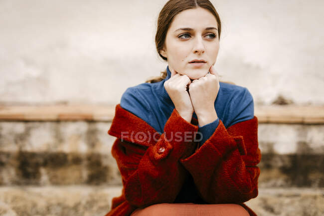 Gros plan portrait de femme avec pull col roulé bleu — Photo de stock