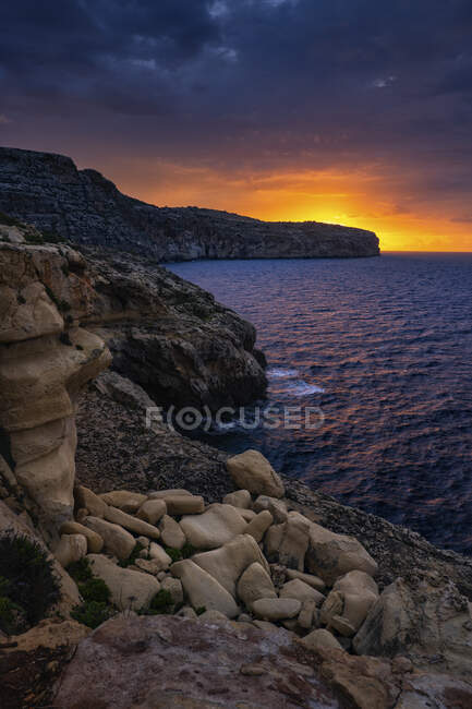 Malta, Rocky shore of Mediterranean Sea at sunrise — Stock Photo