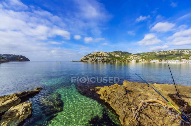 España, Islas Baleares, Mallorca, Región de Andratx, Puerto de Andratx, puerto natural, cañas de pescar - foto de stock
