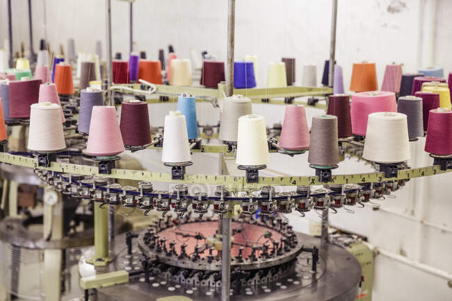 Bobines de coton multicolores sur une machine dans une usine — Photo de stock