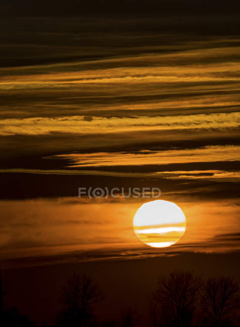 Austria, puesta de sol detrás de las nubes - foto de stock