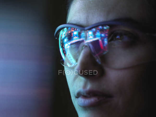 Réflexion d'un circuit imprimé sur des lunettes — Photo de stock