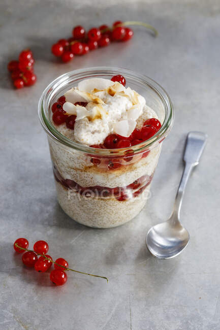 Jar of gluten free amaranth mousse with red currant berries — Stock Photo