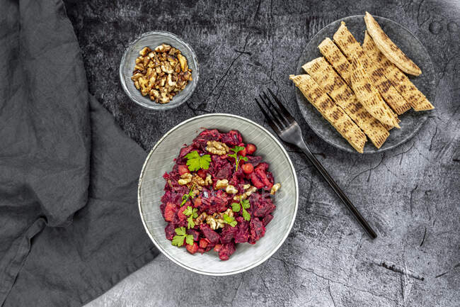 Pita bread and plate of beetroot salad with chick-peas, roasted walnuts and parsley — Stock Photo