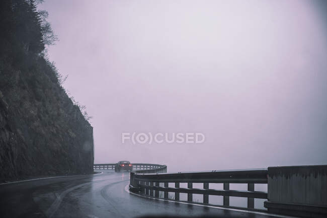 Italien, Südtirol, Bozen, Serpentinenstraße bei Regen und Nebel — Stockfoto
