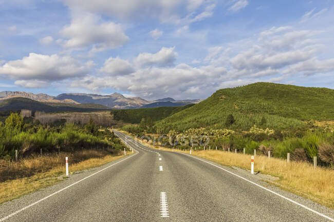 New Zealand, Oceania, South Island, Southland, Fiordland National Park, Empty road in landscape — Stock Photo