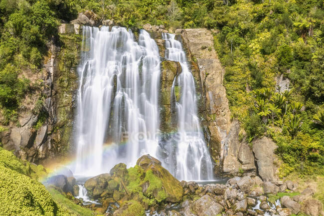 New Zealand, Oceania, North Island, Waikato Region, Marokopa River and Marokopa Falls with rainbow — Stock Photo