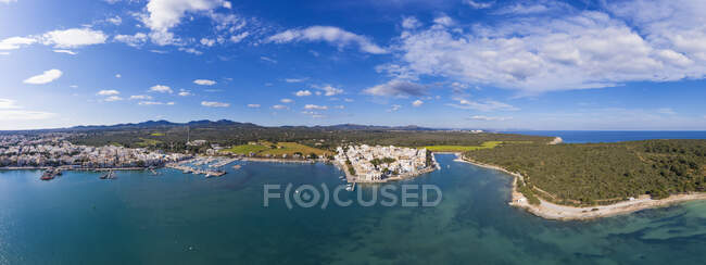 Spagna, Isole Baleari, Portocolom, Drone vpanorama della città costiera in estate — Foto stock