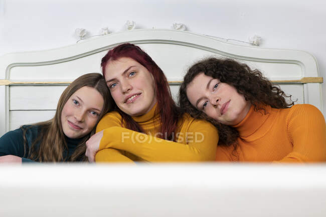 Portrait de trois sœurs heureuses — Photo de stock
