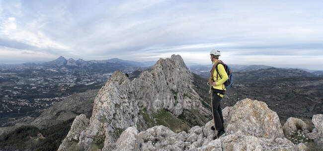 Femme alpiniste à Bernia Ridge regardant la vue, Costa Blanca, Alicante, Espagne — Photo de stock