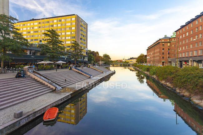 Canal au milieu des bâtiments contre le ciel à Malmo, Suède — Photo de stock