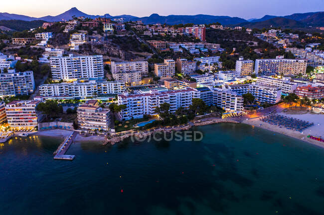 Spagna, Isole Baleari, Maiorca, Calvia, Veduta aerea sulla Costa de la Calma e Santa Ponca con alberghi e spiagge al tramonto — Foto stock