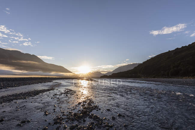 Nouvelle-Zélande, district de Grey, Inchbonnie, rivière Waimakariri au lever du soleil brumeux — Photo de stock