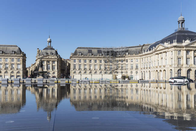 França, Gironde, Bordéus, Place de la Bourse refletindo na piscina Miroir dEau — Fotografia de Stock