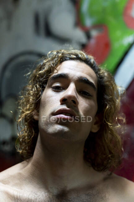 Retrato del joven rubio mirando a la cámara - foto de stock