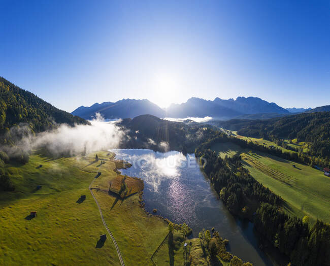 Germania, Baviera, Krun, Drone vista del Geroldsee e del paesaggio circostante all'alba — Foto stock