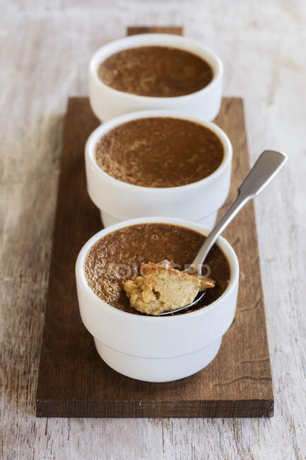 Bowls of gluten free baked rice pudding — Stock Photo