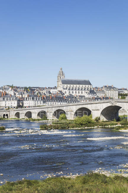 Francia, Centre-Val de Loire, Blois, Cielo limpido su Pont Jacques-Gabriel con la città sullo sfondo — Foto stock