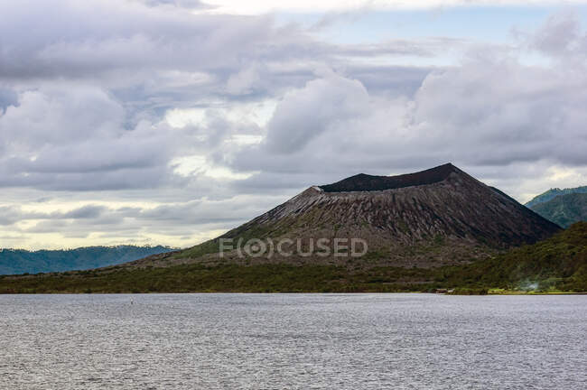 Oceania, Papua Nova Guiné, Ilha de Nova Bretanha, Vista dos vulcões Tavurvur e Vulcano através do mar — Fotografia de Stock