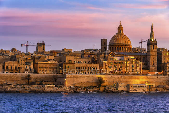 Malte, La Valette, skyline de la ville au coucher du soleil et au port de Marsamxett — Photo de stock