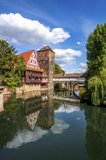 Germany, Nuremberg, Weinstadel and water tower by river — Stock Photo